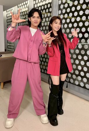 ▲《娛樂超skr》主持人小鹿偉皓與阿甘日前邀請《超級冰冰Show》主持人「忠蓁CP」郭忠祐、蔡家蓁、歌手曾瑋中、蔡亞露。（圖／民視提供）