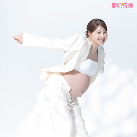 ▲謝京穎挺孕肚拍攝雜誌封面。（圖／嬰兒與母親提供）