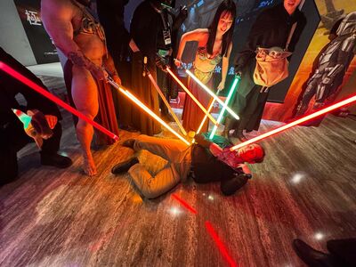 鄭運鵬被「光劍制伏」倒地照瘋傳!網笑噴:賴祥德我不會去扶的