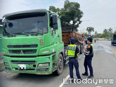 台南永康警出動「活動地磅」抓超載　砂石車違規無所遁形