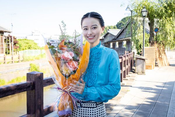 ▲▼演完黑馬劇懷孕了！山本舞香甜曬「嬰兒鞋舉向天空」。（圖／翻攝自IG）