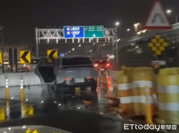 ▲▼桃機一航廈死亡車禍，租賃車自撞防撞桿。（圖／民眾提供）