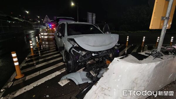 ▲▼桃園機場第一航廈租賃車自撞，後座乘客1死1傷。（圖／王先生授權提供）