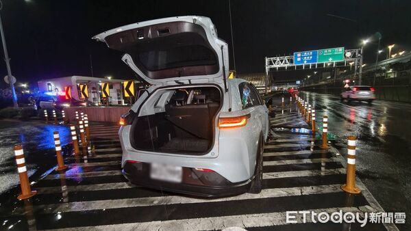 ▲▼桃園機場第一航廈租賃車自撞，後座乘客1死1傷。（圖／王先生授權提供）