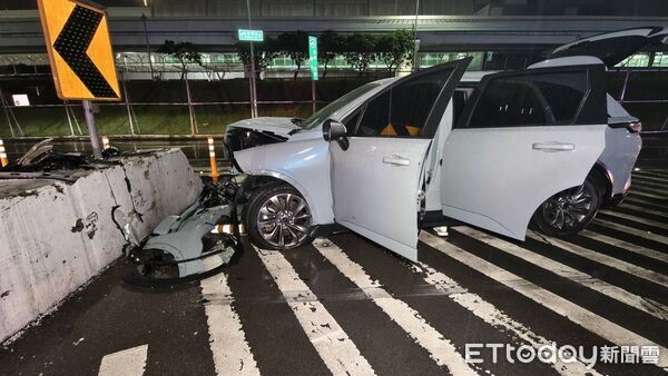 ▲▼桃園機場第一航廈租賃車自撞，後座乘客1死1傷。（圖／王先生授權提供）