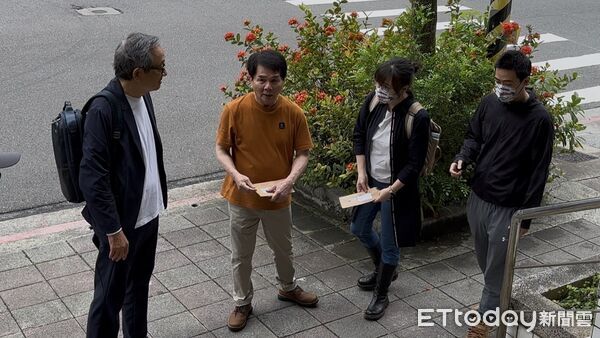 ▲▼《世紀血案》出品人蘇敬軾(左1)、製作人郭木盛(左2)被演員李千娜指控詐欺。導演徐琨華(右1)以證人身分出庭。。（圖／記者劉昌松攝）