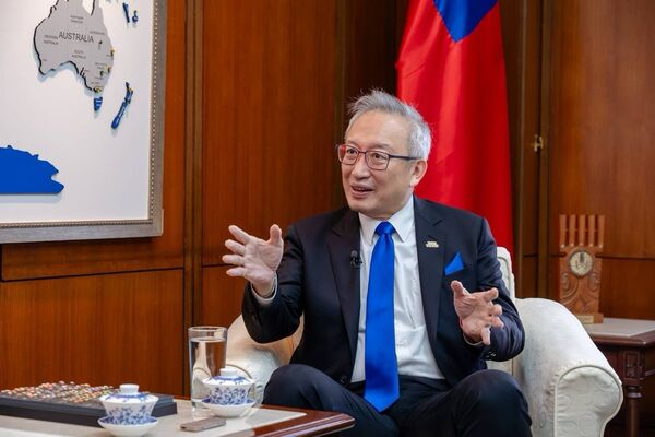 ▲▼外交部政務次長吳志中接受德國「ProSieben」電視台專訪，說明台灣堅守民主價值，並持續透過自我防衛與國際合作維護區域和平。（圖／外交部提供）