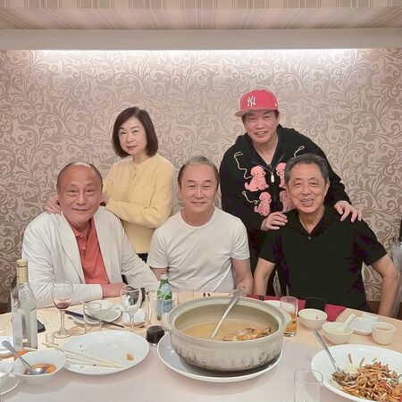 ▲伍宗德(左)、周雅芳、陳德森、康康與朱延平好友相見特別開心。（圖／網紅與善的距離）
