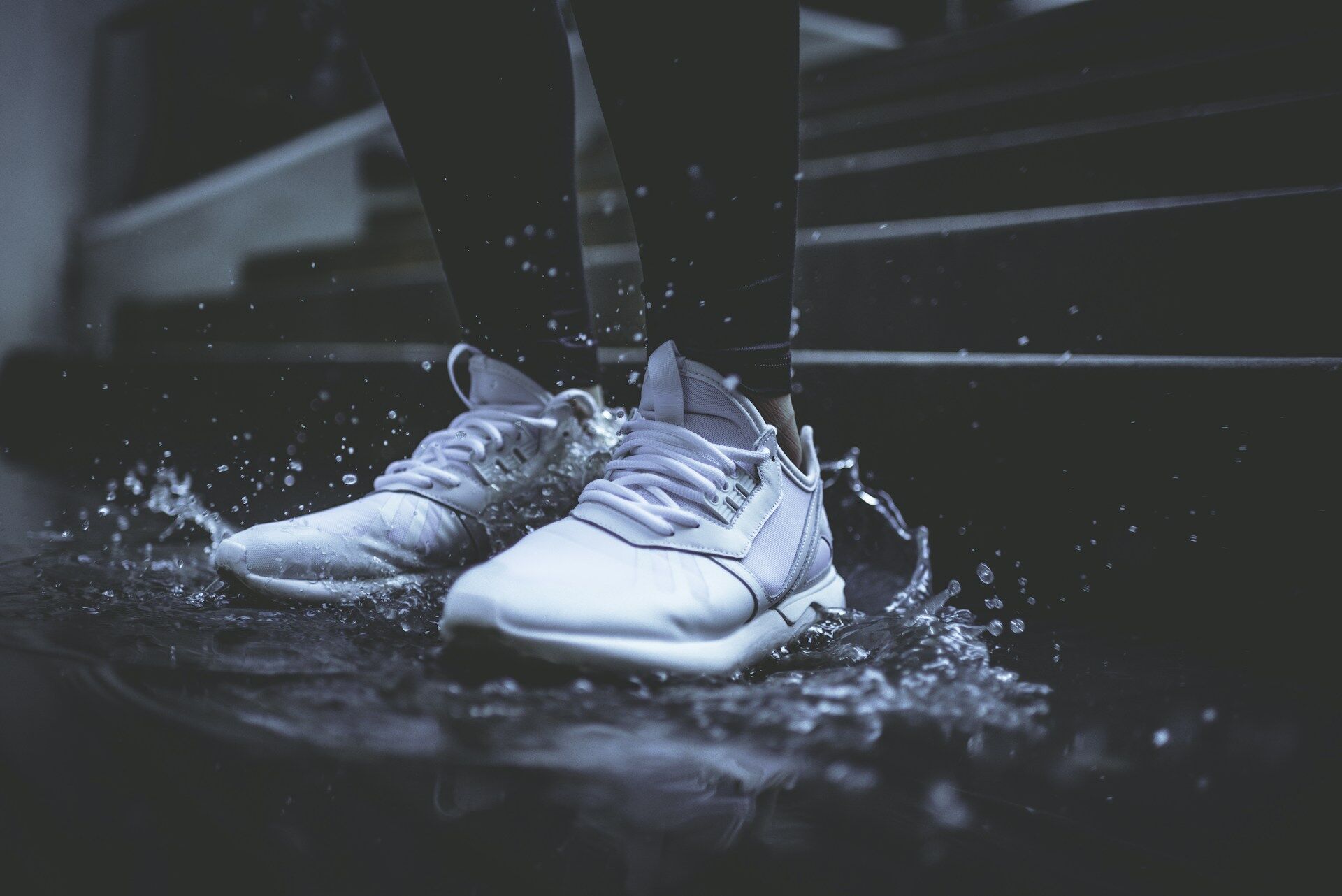 ▲▼鞋子被大雨淋濕怎麼辦？教室、辦公室急救4招             。（圖／Unsplash）