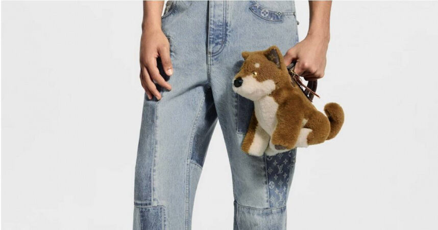 Louis Vuitton近日推出柴犬造型「Shiba Bag」，因外型神似絨毛玩偶掀起兩極討論，售價高達約新台幣28萬元。（圖／翻攝自Louis Vuitton官網）