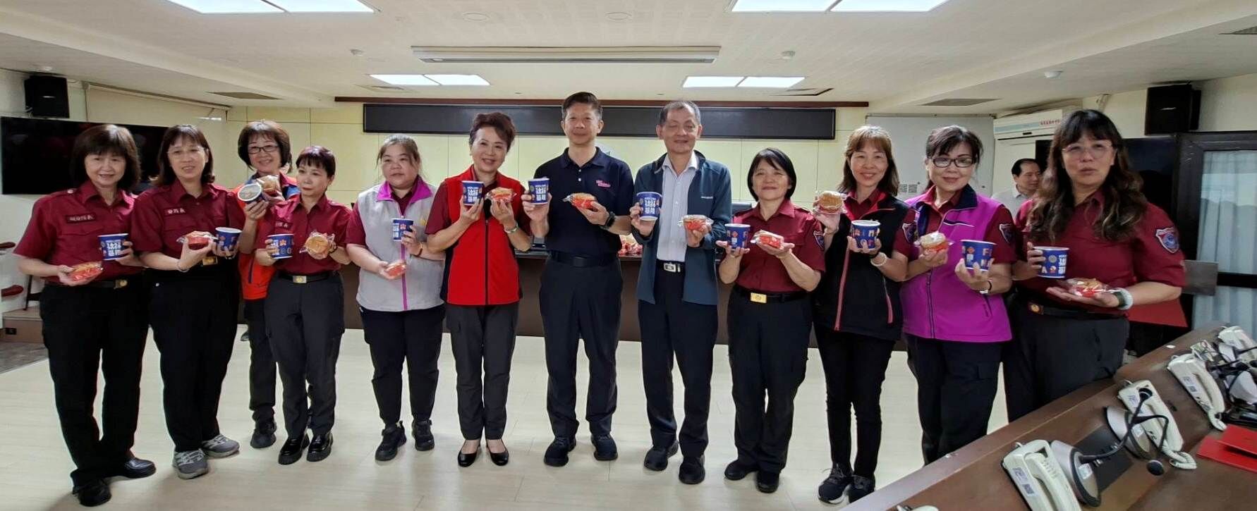 ▲母親節前夕溫馨傳愛 基隆防火宣導姊妹守護城市安全。（圖／記者郭世賢翻攝）