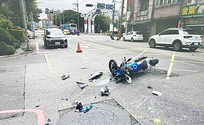 中壢路口汽機車碰撞!騎士噴飛重摔送醫 滿地零件碎片