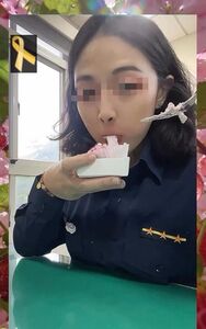 女警悼念鄭詠心竟「胸部放桌上」吃大福　網友砲轟刪文