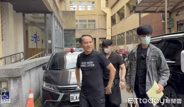 ▲愛爾麗總裁常如山抵達新北檢。（圖／記者黃彥傑翻攝）