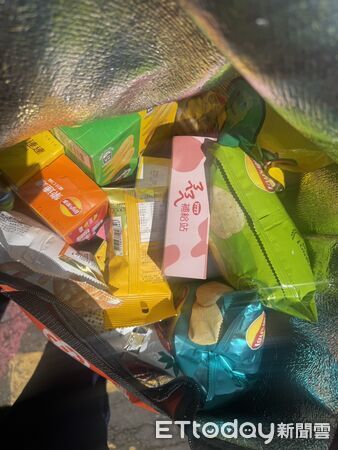 ▲警方查獲攤販違規販售食品。（圖／記者許宥孺翻攝）