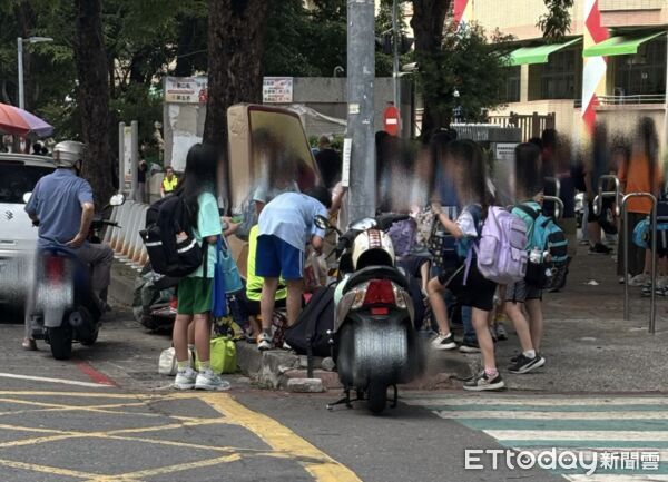 ▲高雄校園外有不明攤販販售中國零食。（圖／翻攝自Threads/kelly_fung.914提供）