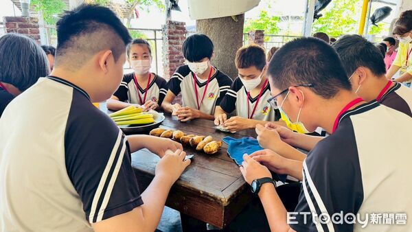 ▲台南市政府勞工局帶領高中職身障學生前往七股春園親子休閒農場參訪，協助學生認識職場環境。（記者林東良翻攝，下同）