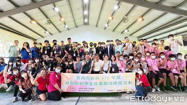 ▲台南市政府勞工局帶領高中職身障學生前往七股春園親子休閒農場參訪，協助學生認識職場環境。（記者林東良翻攝，下同）