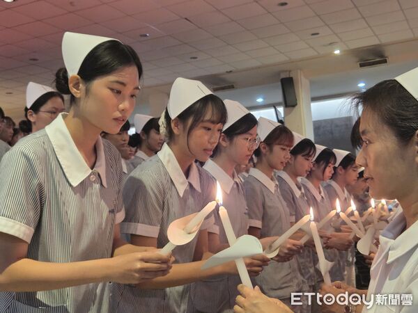 ▲中華醫大護理系2026年加冠典禮隆重舉行，護理專業老師逐一為加冠學生戴上護士帽。（記者林東良翻攝，下同）