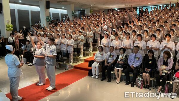 ▲中華醫大護理系2026年加冠典禮隆重舉行，護理專業老師逐一為加冠學生戴上護士帽。（記者林東良翻攝，下同）