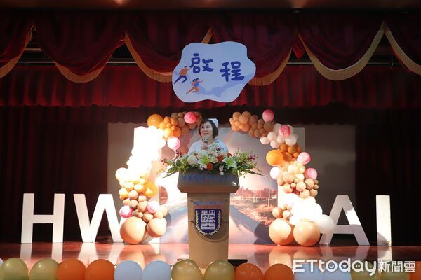 ▲中華醫大護理系2026年加冠典禮隆重舉行，護理專業老師逐一為加冠學生戴上護士帽。（記者林東良翻攝，下同）