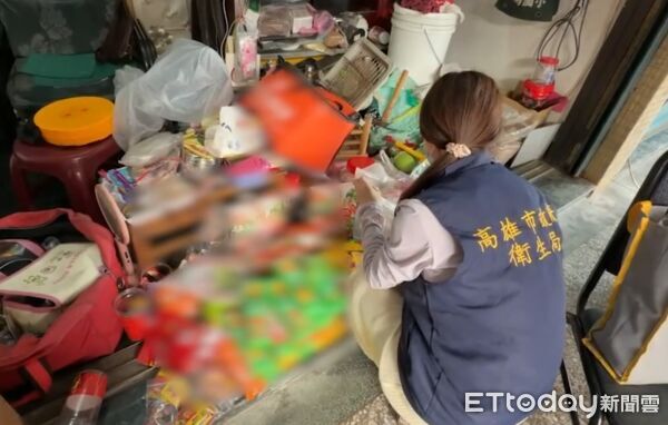 ▲▼衛生局於攤商住處查獲2包中國製辣條。（圖／記者許宥孺翻攝）