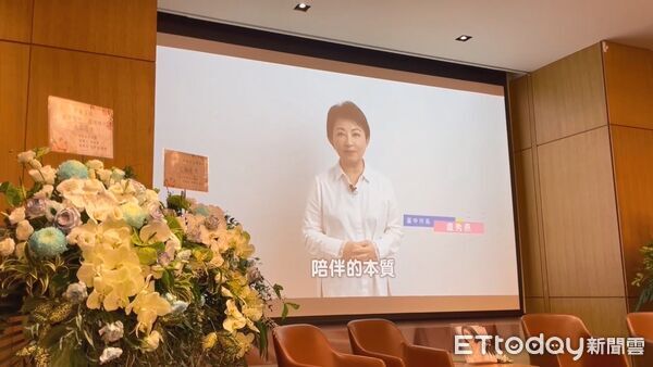 ▲▼多倫多華裔小姐蕭宜佳（左）出書談陪伴，胡志強用心推薦。（圖／記者鄧木卿攝）