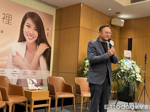 ▲▼多倫多華裔小姐蕭宜佳（左）出書談陪伴，胡志強用心推薦。（圖／記者鄧木卿攝）