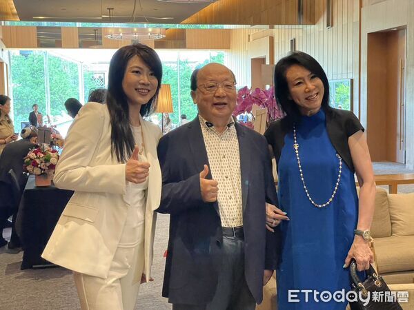 ▲▼多倫多華裔小姐蕭宜佳（左）出書談陪伴，胡志強用心推薦。（圖／記者鄧木卿攝）