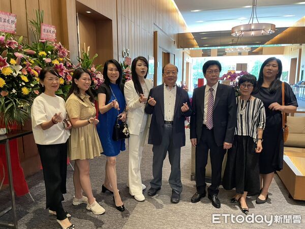 ▲▼多倫多華裔小姐蕭宜佳（左）出書談陪伴，胡志強用心推薦。（圖／記者鄧木卿攝）