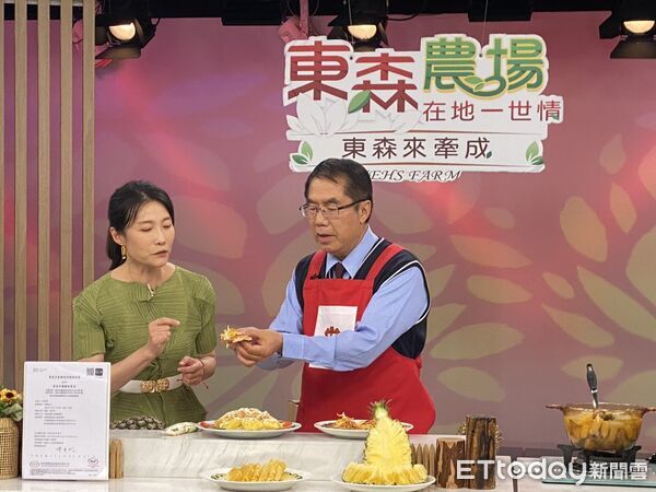 ▲台南市長黃偉哲再度登上電視購物Live直播節目，親自為關廟金鑽鳳梨行銷掛保證。（記者林東良翻攝，下同）