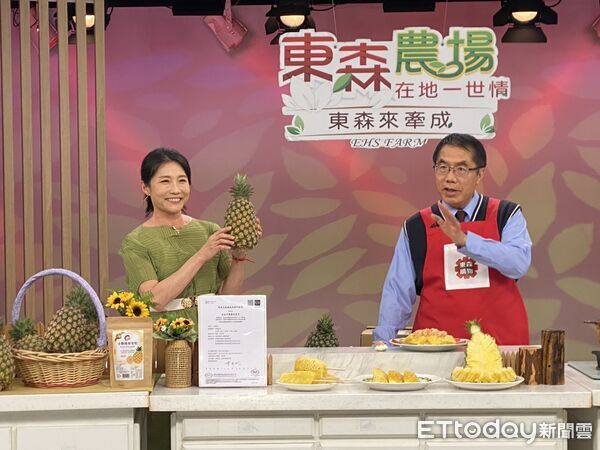 ▲台南市長黃偉哲再度登上電視購物Live直播節目，親自為關廟金鑽鳳梨行銷掛保證。（記者林東良翻攝，下同）