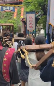 陸景區「坐囚車、戴罪枷」體驗　入場門票要價1200元