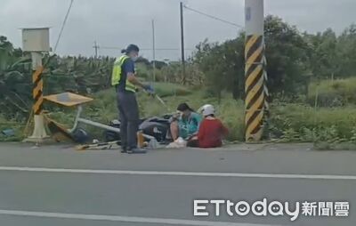 嘉義雙載騎車失速衝出車道!撞斷路標翻草叢 2女送醫