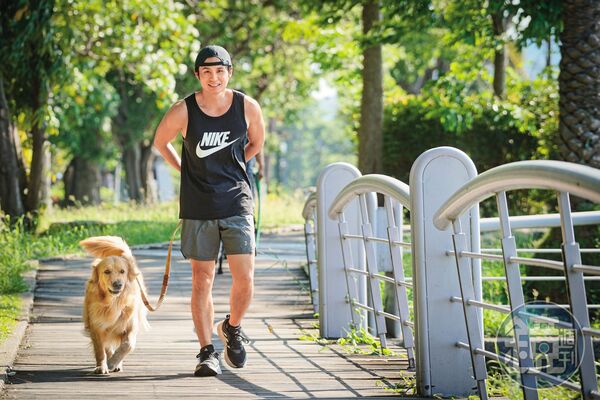 王敬勳（股人阿勳）帶著心愛的黃金獵犬現身採訪，過去6年投資再深化，資產成長10倍。