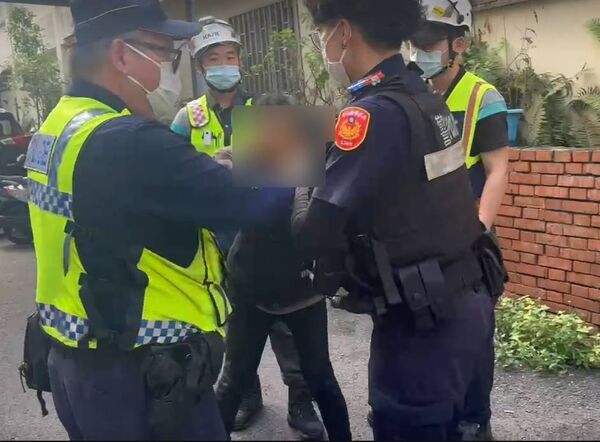 ▲彰化和美鎮垃圾巷今清除，婦人激動大吼。（圖／記者唐詠絮翻攝）
