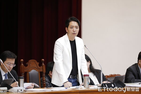 ▲▼立法院教育及文化委員會審查115年度中央政府總預算案有關文化部及所屬單位等預算案。會前國民黨立委羅智強主張，立法院已刪除公視董事會延任條款，因此現任公視董事長胡元輝已無職權，要求其離場。此舉引發綠營立委強烈不滿，召委羅廷瑋則以議事休息讓審查無法繼續。（圖／記者湯興漢攝）