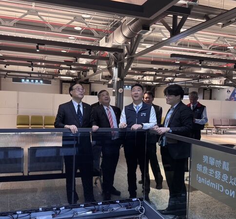 ▲左起台灣港務公司董事長周永暉、總經理王錦榮向陳世凱部長說明西岸旅客中心保留舊式倉庫吊貨天井之設計理念與歷史意涵。（圖／港務公司提供）