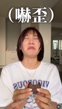 ▲愛莉莎莎品嘗南韓的杜拜巧克力。（圖／翻攝自愛莉莎莎IG）