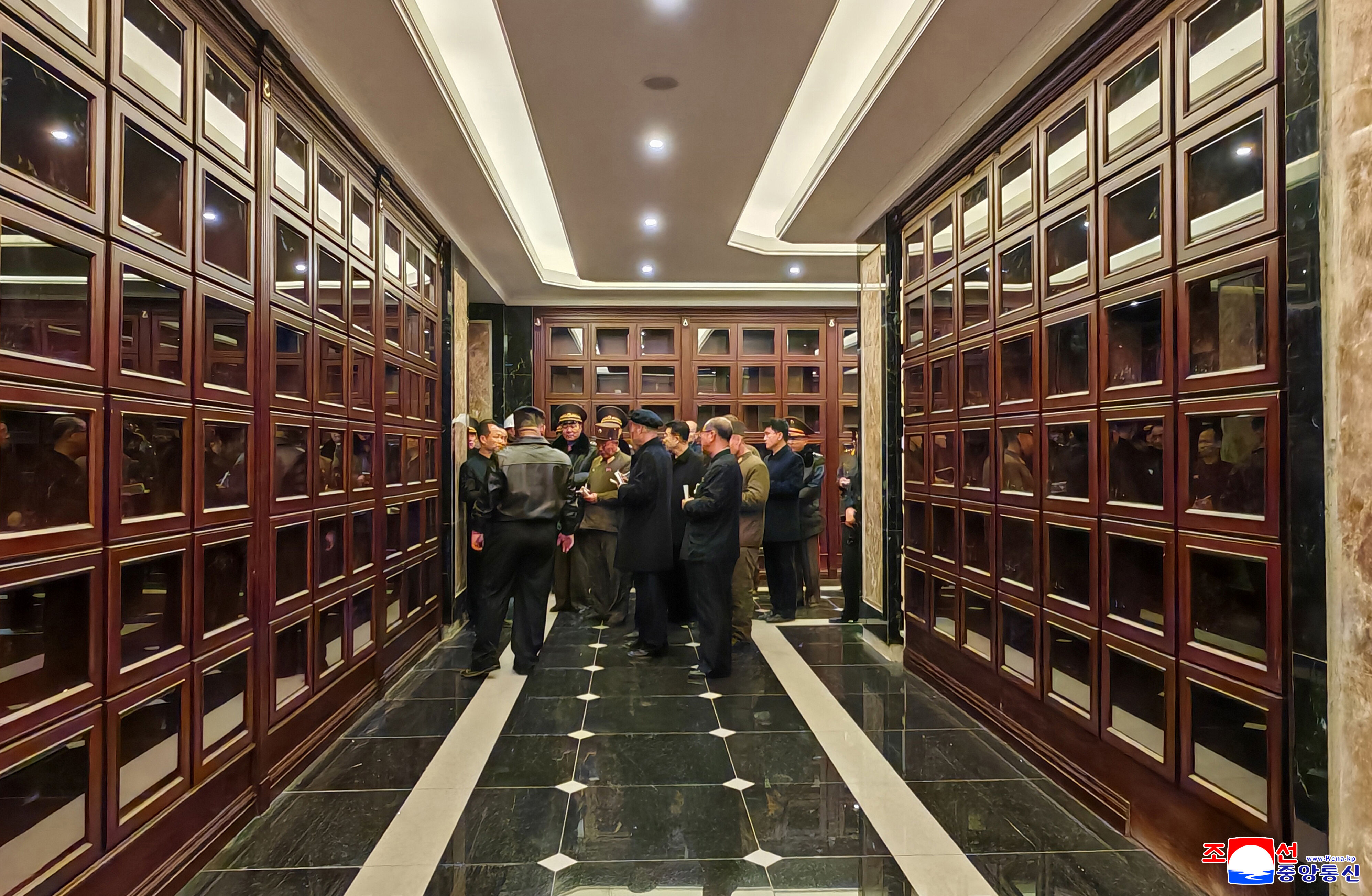 ▲▼紀念館設有寫滿陣亡士兵姓名的紀念牆和納骨塔設施，推測至少2300名北韓士兵陣亡。（圖／達志影像）