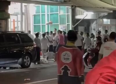 快訊／朝天宮前董事長母子被圍毆　曾蔡美佐遭重摔骨裂6人受傷