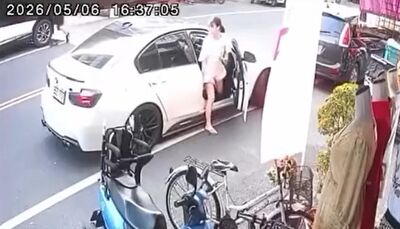 BMW臨停放馬尾女下車 賓士爆撞「17秒大翻車」網狂問:小孩坐哪