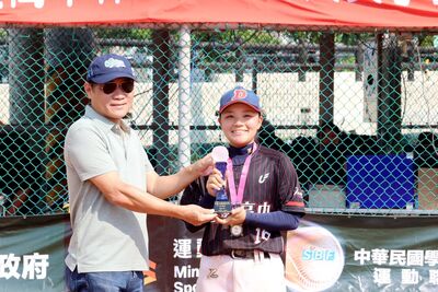 高中女棒／丹鳳新北內戰勝出雙料冠軍　張恬慈抱回MVP與投手獎