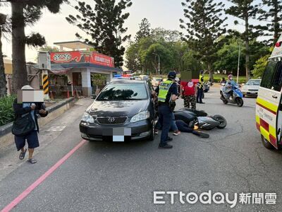金門東門圓環自小客撞機車！婦倒地頭部受傷　緊急送醫