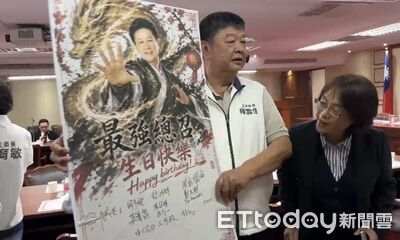 傅崐萁慶64歲生日! 藍委送超大蛋糕卡片寫「最強總召生日快樂」