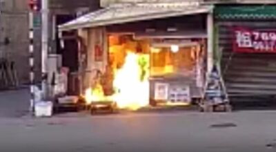 驚險畫面曝！鹿港炸雞店疑瓦斯外洩氣爆…他坐門口被炸噴倒地