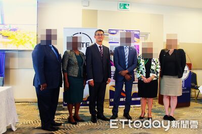摟女下屬抱上床還硬壓「8年難忘噁心汗臭味」 變態外交官被撤職
