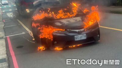 火舌狂竄畫面曝！基隆暖暖驚傳火燒車　女駕駛驚險脫困逃生