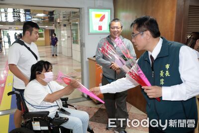 黃偉哲送火鶴花祝福媽媽　台南雙市政中心洽公民眾收下母親節暖意