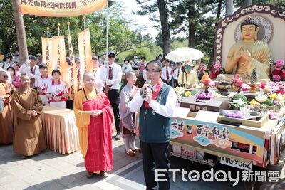 佛光山開山60週年行腳托缽抵台南　黃偉哲感謝祈福安定人心